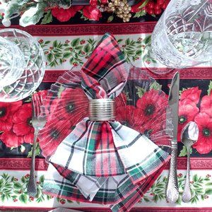 Vintage. Set of 4 clear Arcoroc Seabreeze 10" glass plates with napkins & rings.